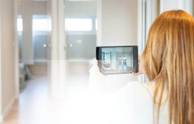Virtual tour of the hotel's rooms and amenities